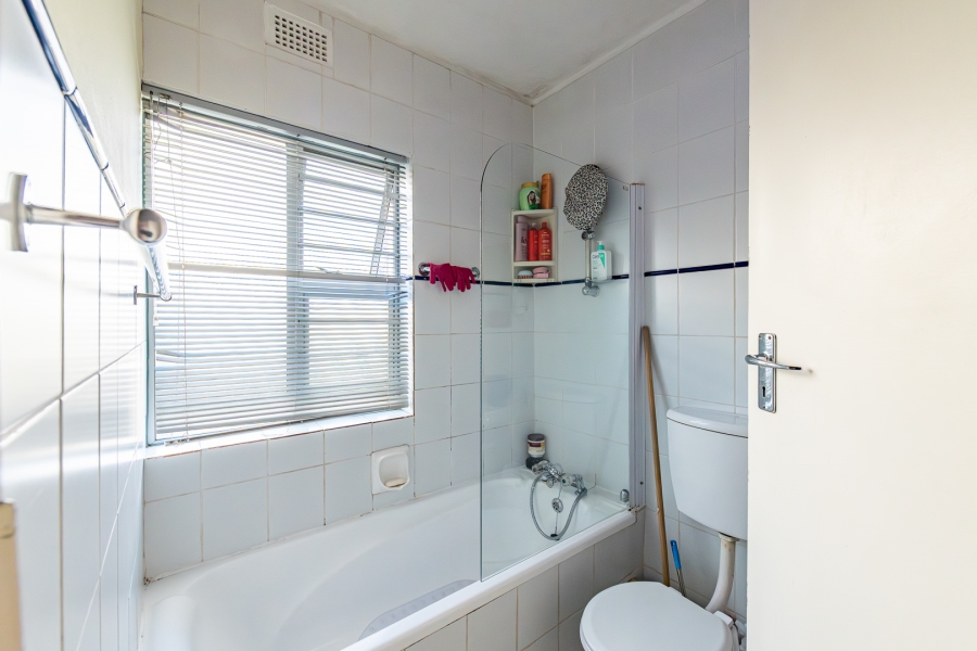 1 Bedroom Property for Sale in Oakglen Western Cape